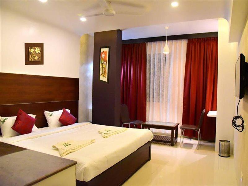 Hotel Sumith Palace Pondicherry Bagian luar foto
