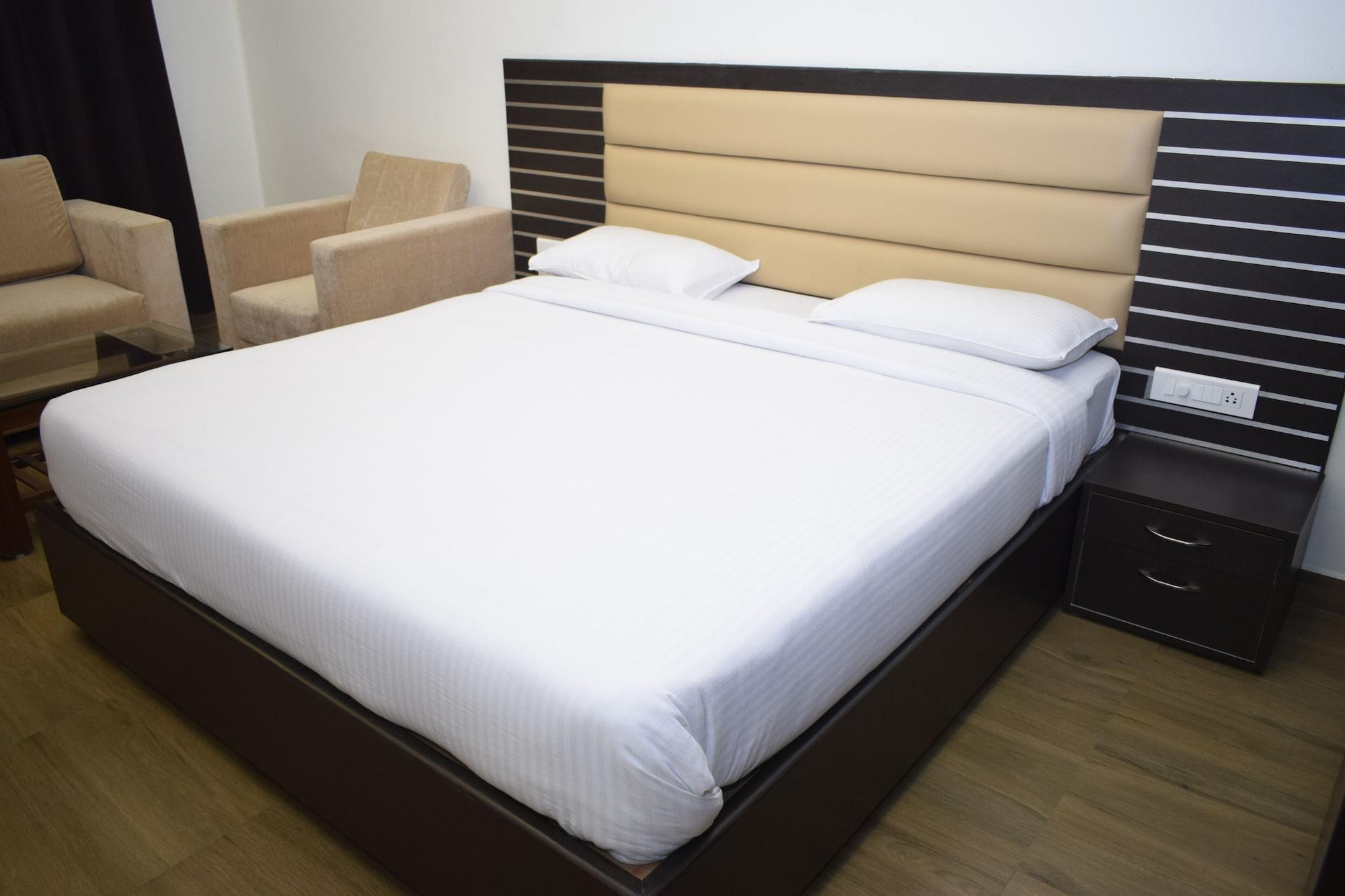 Hotel Sumith Palace Pondicherry Bagian luar foto