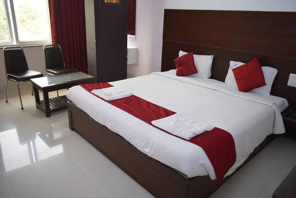 Hotel Sumith Palace Pondicherry Bagian luar foto