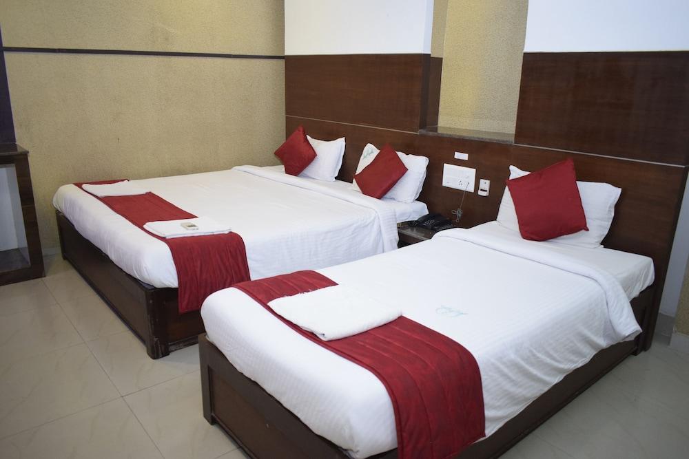 Hotel Sumith Palace Pondicherry Bagian luar foto