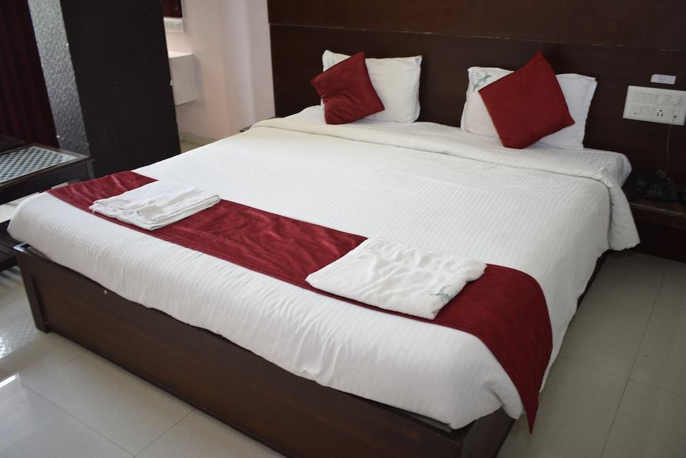Hotel Sumith Palace Pondicherry Bagian luar foto