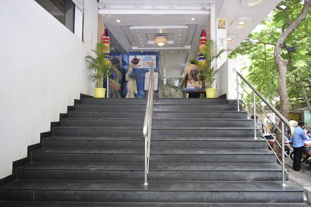 Hotel Sumith Palace Pondicherry Bagian luar foto