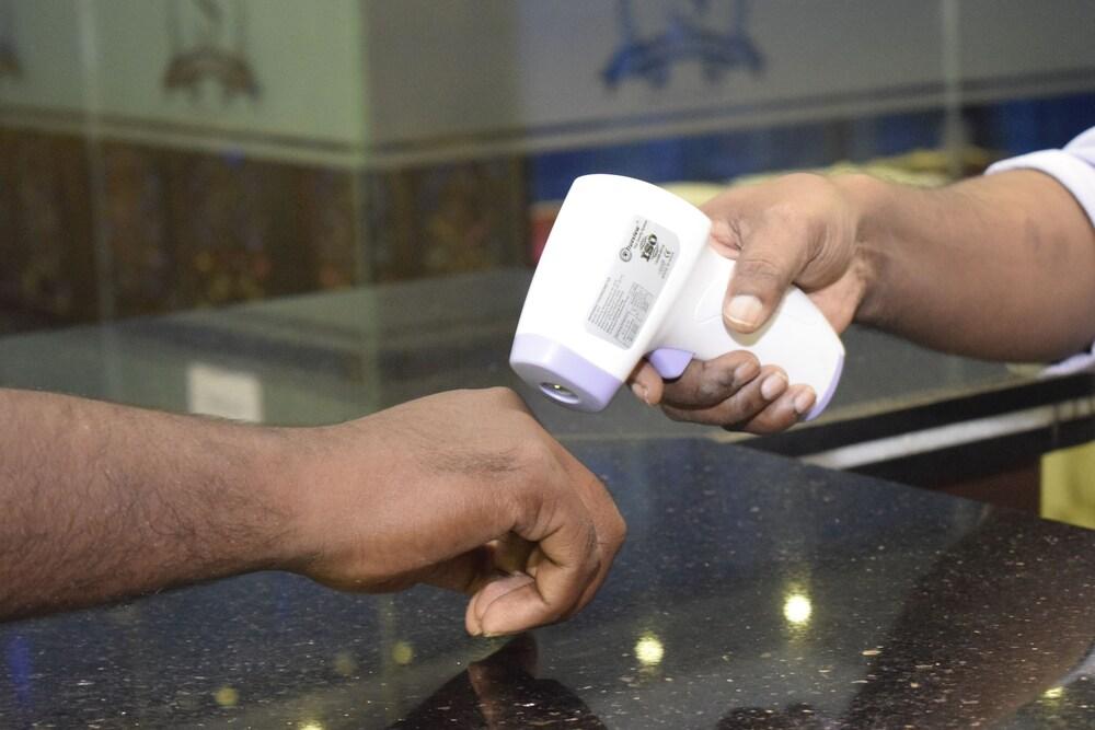 Hotel Sumith Palace Pondicherry Bagian luar foto