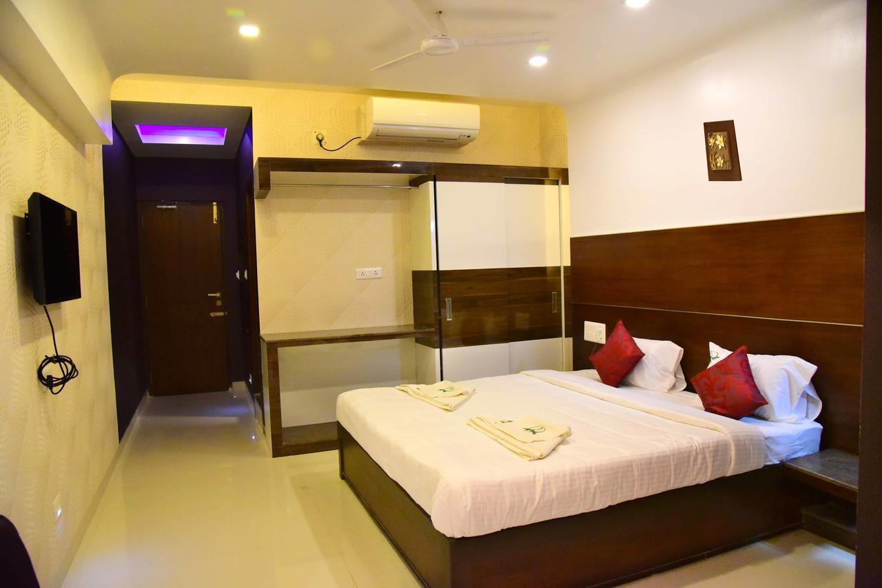 Hotel Sumith Palace Pondicherry Bagian luar foto