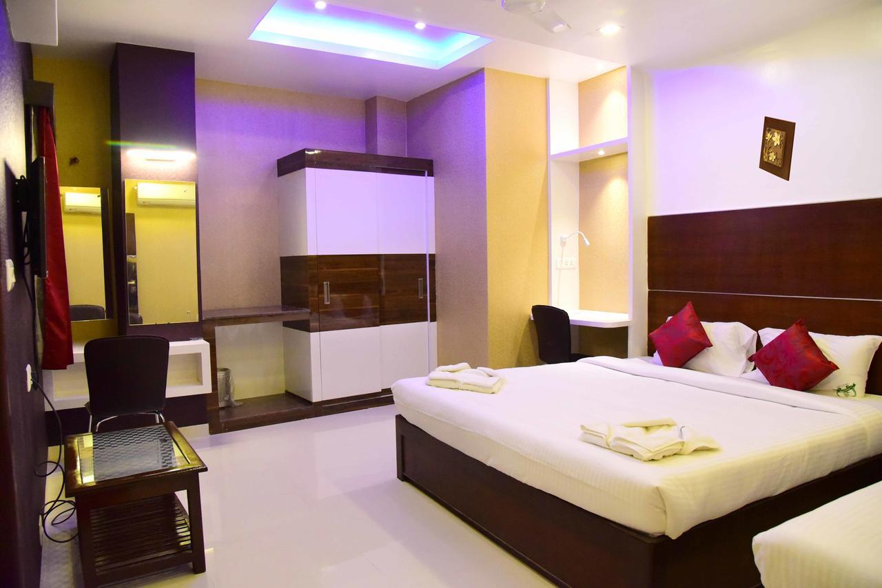 Hotel Sumith Palace Pondicherry Bagian luar foto